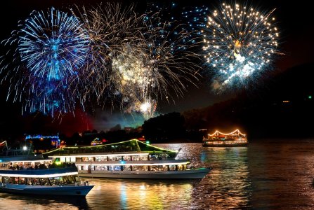 Unser Reiseprogramm 2026 - »Rhein in Flammen« Oberwesel – die Loreley im bengalischen Rot. Feuerwerksevent